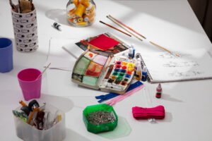 Estuche de acuarelas en una mesa blanca